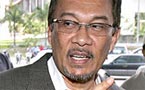 anwar sues mahathir over ''gay'' slur