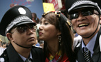 向前走，在彩虹旗飘扬的天空下：记香港第一届同志大游行