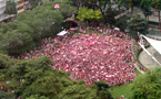 新加坡粉红点Pink Dot集会盛况空前 上万人声援ＬＧＢＴ人士