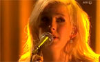 [VIDEO] Ellie Goulding performs Elton John's 